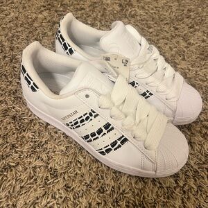 animal print addidas super stars